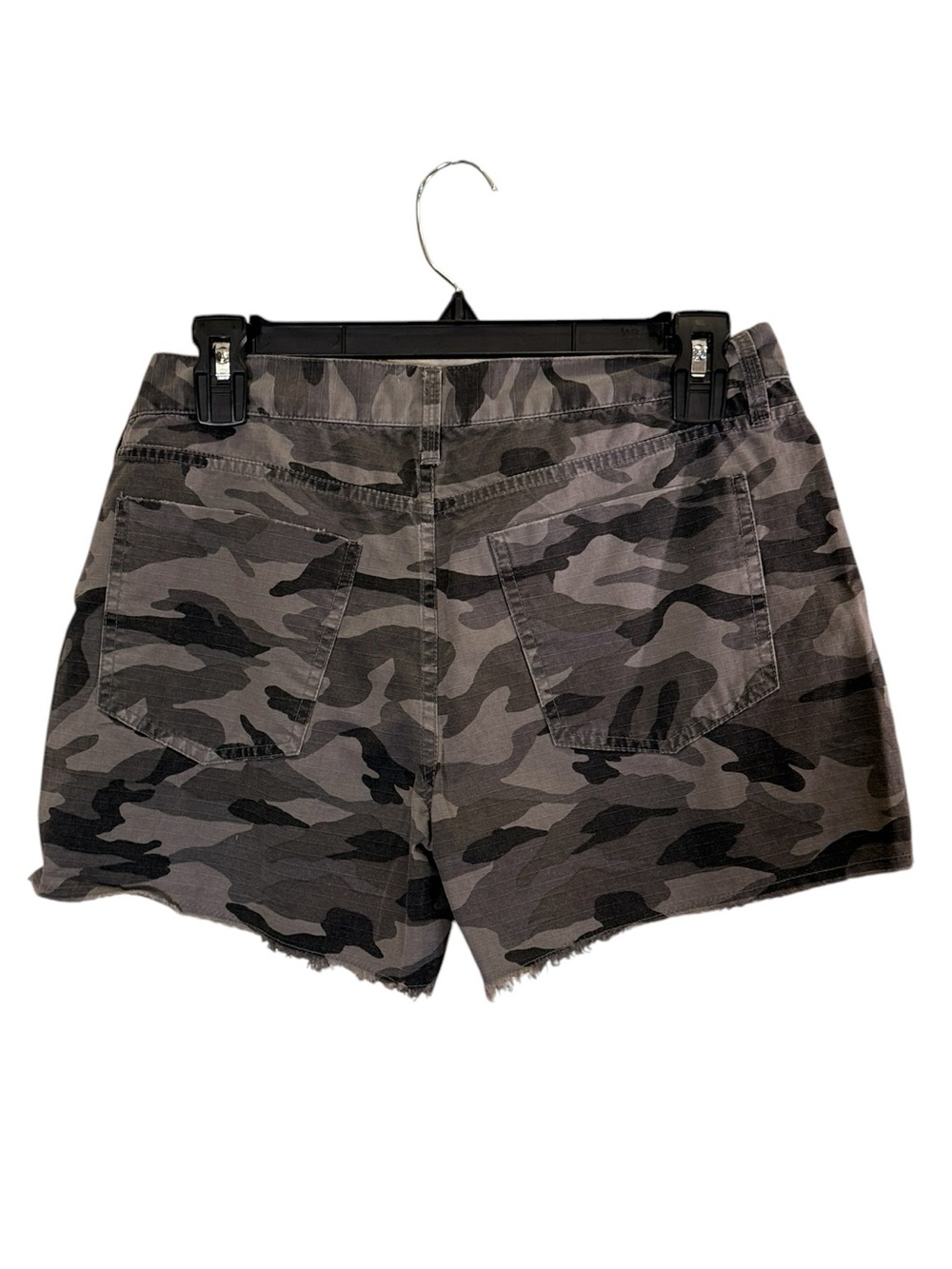 Haute Hippie Women’s Gray Camo Frayed Hem Button Fly Shorts Sz 26 - Picture 3 of 7